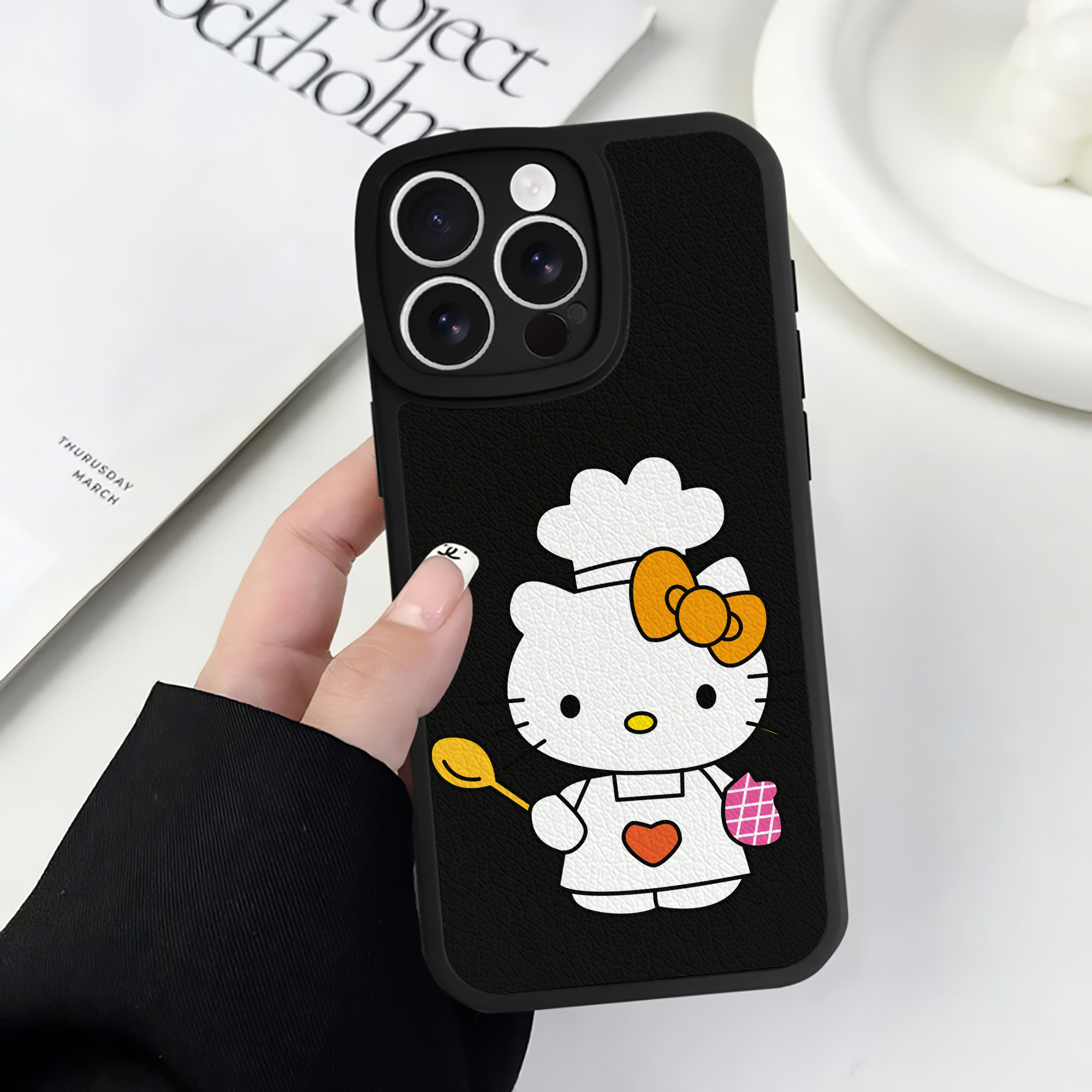 （画像用） Hello Kitty ハローキティ 【iPhone 16シリーズ対応】シリコンスマホケース（レザー調） 材質：シリコン